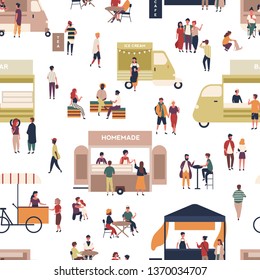 Patrón sin problemas con gente caminando entre furgonetas y quioscos, comprando comidas caseras, comiendo y bebiendo en el festival de comida callejera de verano. Ilustración vectorial plana para envolver papel, impresión de tela.