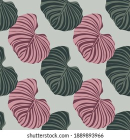 Nahtloses Muster mit rosa und grünem exotischen Monstera-Blättern. Pastellgrauer Hintergrund. Entworfen für Stoffdesign, Stoffdruck, Umhüllung, Abdeckung. Vektorgrafik.