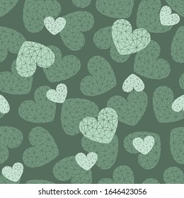 Nahtloses Muster mit polygonalen Herzen auf grünem Hintergrund. Stilvolles Dekor für Hochzeitskarte oder Valentinstag. Wiederholung der Textur für Tapeten-Design, Textilien, Packpapier. Vektorillustration.