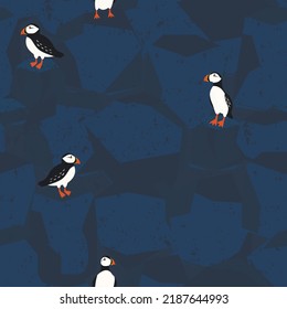 nahtloses Muster mit Puffin im Ozean