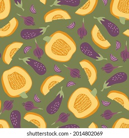 Nahtloses Muster mit Kürbis, Aubergine und Zwiebeln auf grünem Hintergrund. Reife Herbstgemüse für Küchendesign. Flache Vektorgrafik.