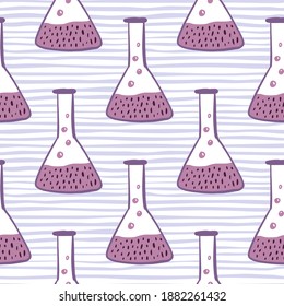 Patrón sin foco con ornamento de matraz morado. Elementos del experimento de laboratorio sobre fondo azul rayado. Ideal para el diseño de tela, impresión textil, envoltura, cubierta. Ilustración vectorial.