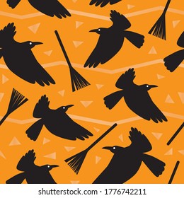 Nahtloses Muster mit Rasen und Beschneidungsilhouette auf orangefarbenem Hintergrund zum Drucken auf Verpackungspapier. Skandalusische Silhouette-Vektorgrafik mit einer Krähe für Halloween