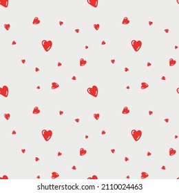 Nahtlose Muster roter Herzen, die zufällig auf weißem Hintergrund angeordnet sind. Vektorgrafik. Design für den Valentinstag