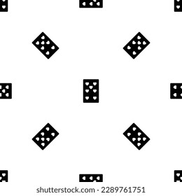 Nahtlose Muster von wiederholten schwarzen sieben Herzen spielen Karten. Die Elemente sind gleichmäßig verteilt und einige werden gedreht. Vektorgrafik auf weißem Hintergrund