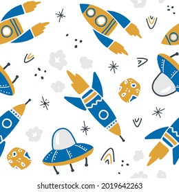 Nahtloses Muster mit Raketen und UFOs. Weltraumhintergrund für Kinder. Vektorgrafik