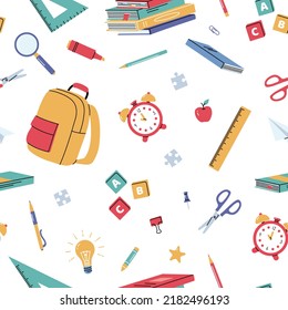 Patrón sin foco con material escolar sobre fondo blanco. Antecedentes de los elementos escolares. Estacionería para la escuela. Reglas, lápiz, marcadores y plumas de punta de fieltro. Educación, de vuelta a la escuela