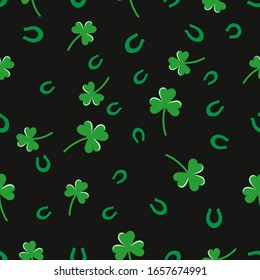 Patrón sin soldadura con símbolo shamrock de Irlanda y herradura,   Dibujo vectorial con trébol verde, dibujado a mano en doodle sobre fondo negro para el diseño, decoración infantil, envoltura