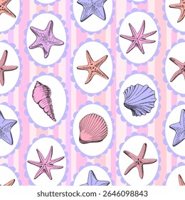 Motif harmonieux de coquillages, étoiles de mer ovales. Motif marin aux couleurs violettes et roses sur fond rayé. Joli motif d'océan. Illustration dessinée à la main Style d'esquisse.Image vectorielle