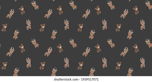 Patrón sin foco de caricatura sonriente okapis, gacelas Dorcas y costillas de antílopes bongo con pinceladas blancas sobre un fondo negro. Animales trópicos de capucha. Vector.