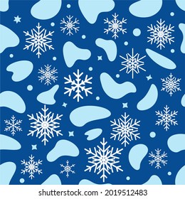 Patrón sin foco de copos de nieve en un fondo azul. Para la decoración de fronteras, postales, afiches, volantes para Año Nuevo y Navidad. Vector 