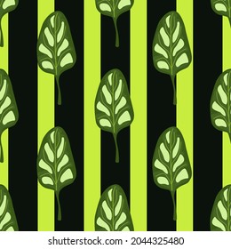 Ensalada espinaca sin foco sobre fondo de rayas oscuras. Ornamento moderno con lechuga. Plantilla de planta geométrica para tela. Diseñar ilustración vectorial.