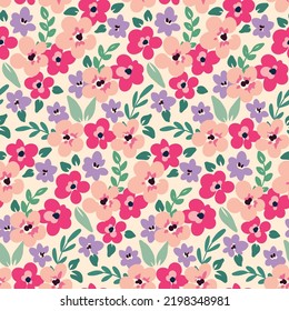 Patrón sin foco, impresión floral primaveral con flores rosadas pequeñas, hojas diversas, hierbas. Fondo botánico lindo con plantas dibujadas a mano. Superficie moderna con flora. Vector.