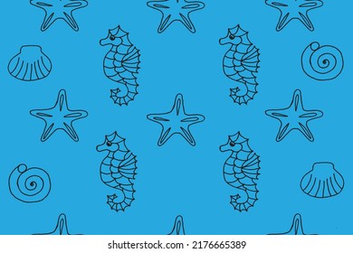 Nahtloses Muster mit Seestern, Muschel und Meerestier, gezeichnet mit schwarzem Marker auf blauem Papier. Sommerhintergrund mit Seestern, Muschel und Meerestier. Urlaubskonzept.