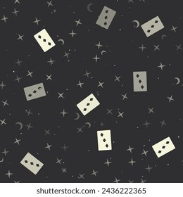 Patrón sin fisuras con estrellas, tres de diamantes jugando a las cartas sobre fondo negro. Cielo nocturno. Ilustración vectorial sobre fondo negro