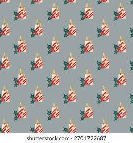 Patrón sin fisuras con velas a rayas y hojas de acebo sobre un fondo gris. Vector acogedor estampado de temporada. 