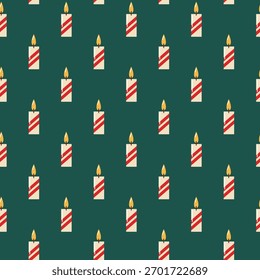 Patrón sin fisuras con velas festivas a rayas sobre fondo verde. Vector de fondo de temporada acogedor. 