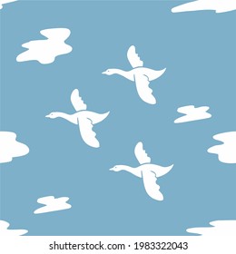 Los cisnes sin foco vuelan entre las nubes
