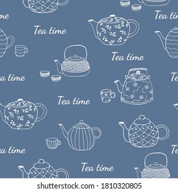 Nahtlose Muster mit Teekosten und Tassen und signieren Tea time. In blauen Farben. Gut für Textilien, Stoff für Küche. Vektorisolierte EPS10