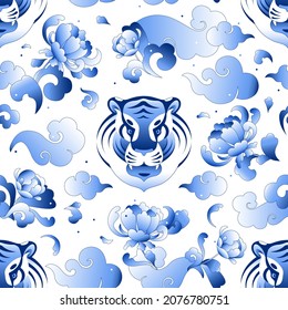 Patrón inmaculado con cabeza de tigre, nubes, flores de peonía en tonos rosa azul claro, decoración moderna de estilo chinoiserie con fondo blanco. 2022 año nuevo chino mascota zodiac tigre de agua. Diseño de vectores