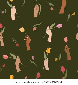 Patrón sin foco de una variedad de manos femeninas sostienen una flor.
