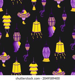 Patrón sin foco con varios farolillos indios. velas y luces de vacaciones pintadas a mano. Artículos de decoración asiática. Fondo de repetición multicolor vectorial.