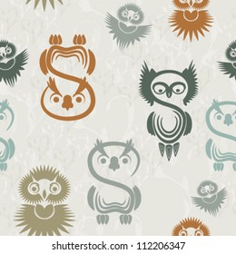 Seamless pattern with various owls on a neutral background.