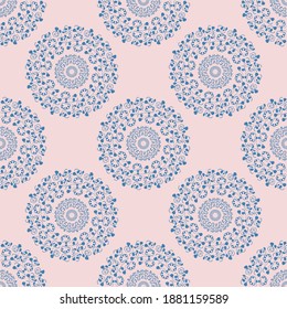 Patrón inmaculado de motivos florales de color azul muy clásico sobre fondo claro. Vector plano de tela interminable de complejos geométricos tribales abstractos modernos para papel pintado, textil y azulejos. 