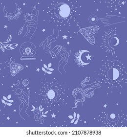 Nahtloses Muster in sehr peri Farbe von Hexen und Zaubertricks im Boho-Stil. Mit magischen Symbolen eines Schmetterlings, einer Hand, einer Kristallkugel, einem Auge, einer Schlange und einem Tränke.