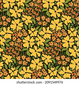 Patrón sin foco con prado pintado de época. Patrón floral con flores amarillas pequeñas, hojas, hojas de pasto sobre fondo oscuro. Antaño fondo botánico con ánimo romántico. Diseño de vectores