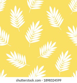 Patrón sin foco con hojas de palma blancas sobre fondo amarillo. Colores a la moda de 2021 - Iluminación y gris extremo. Ideal para vacaciones de primavera y verano, papel de regalo, tela