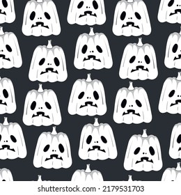 Nahtloses Muster mit weißer Silhouette eines Kürbis-Gesichts mit schwarzen Augen für Halloween auf dunklem Hintergrund.