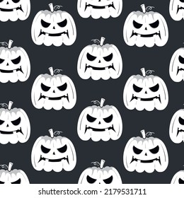 Nahtloses Muster mit weißer Silhouette eines Kürbis-Gesichts mit schwarzen Augen für Halloween auf dunklem Hintergrund.