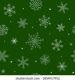 Nahtloses Muster mit weißen Schneeflocken auf Grün - Vektorhintergrund für Winter-Neujahr und Weihnachtsdesign