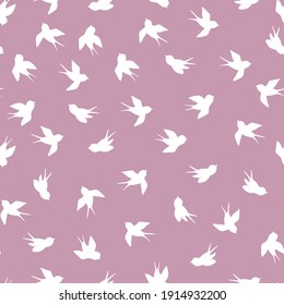 Patrón sin foco con silueta de trineo blanco sobre fondo rosado. Un pájaro lindo en vuelo. Ilustración vectorial.  Estilo Doodle. Diseño para invitación, afiche, tarjeta, tela, textil.