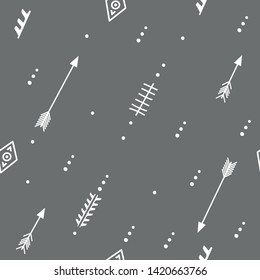 Patrón sin inconvenientes con flechas tribales blancas sobre fondo gris oscuro. Perfecto para fondos de pantalla, tarjetas de felicitación, blogs, fondo de página web y más. Ilustración del vector