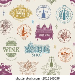 Patrón inmaculado con etiquetas de vino, logos, letreros sobre un fondo claro de estilo retro. Antecedentes vectoriales de color sobre un tema de bodegas y licores. Adecuado para papel tapiz, papel de envoltura o tela