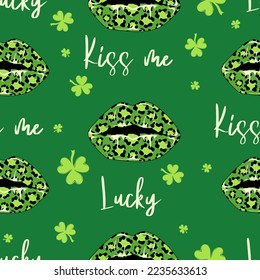 Nahtloses Muster der Lippen von Frauen mit Leopardendruck und glücklichem Zauberklee in grünen Farben. Konzept des Saint Patrick's Day. Farbiger Druck für Poster, Karte, Textilien, Tapeten, Hintergründe