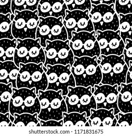 Patrones sin fisuras con muchas aves en el bosque. Ilustración vectorial con lindos búhos.