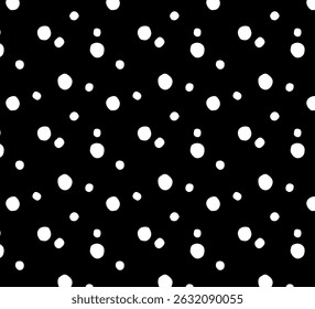 Naadloze polka dot patroon met onregelmatige witte stippen van verschillende grootte op een zwarte achtergrond. Speelse, handgetekende stijl. Geweldig voor stof, verpakking, mode, inpakpapier en modern design.