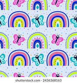 Patrón de arco iris sin costuras con mariposas. Arco iris en el cielo con mariposas y corazones. Diseño en colores brillantes para la habitación de los niños, textiles y telas