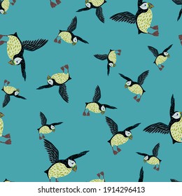 Patrón aleatorio sin foco con dibujos animados estilo niños forma de pájaros de féretro. Fondo azul. Huella animal ártica. Impresión vectorial plana para textiles, tela, giftwrap, papel pintado. Ilustración sin fin.