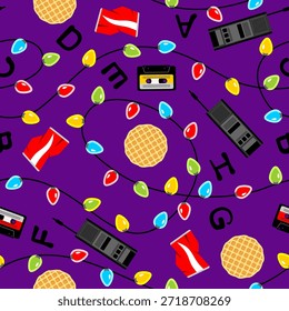 Patrón retro sin fisuras con gofres, casetes, walkie-talkies y luces de alfabeto en púrpura. Inspirado en el terror de ciencia ficción de los años 80. Fondo de aventura vintage nostálgico para impresión y textil