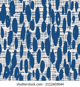 Patrón abstracto e imperfecto sobre el fondo de la textura. Diseño lineal a mano para cerámica, papel pintado, linóleo, textil, fondo de página web. Tejido de tintes de tinta. Fondo Texturado con motor