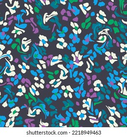 Nahtlose Sommerblumenmuster. Verzerrte kleine Blütenblüten und Pflanzen auf einfache Art und Weise. Cartoon Boho Stil. Für Modedesign, Stoff, Textilien, Umhüllung, Web, Karte.