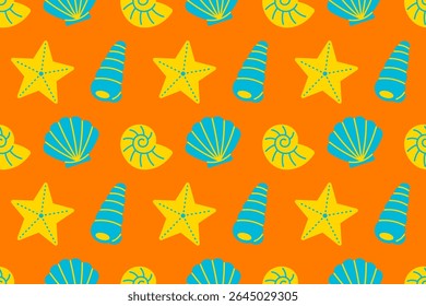 Padrão contínuo de verão de conchas espirais, conchas e estrelas-do-mar em amarelo e azul em um fundo laranja quente.