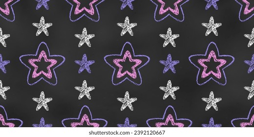 Patrón de Grunge Simétrico sin Marea de Estrellas Dibujadas de Carbono Blanco, Rosa, Violeta sobre el fondo de pizarra oscuro. Antecedentes continuos de estrellas realistas dibujadas de caracoles en la pizarra oscura.