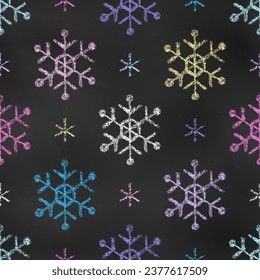 Patrón simétrico sin inconvenientes de la pista dibujada de croquis esboza los copos de nieve sobre el fondo de la pizarra. Motif Romántico Iluminado. Contínuo trasfondo de copos de nieve dibujados en el Crayón en la pizarra.