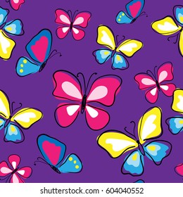 Textura sin fisuras con mariposas multicolores sobre fondo violeta