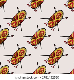 Nahtlose Vektorgrafik des geometrischen Motivschildes aus Stämmen und der Speere auf pastellbraunem Hintergrund